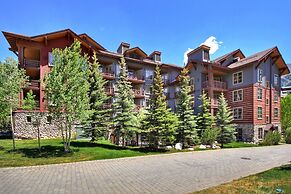 Modern Hotel Room in Center Village - TM225A by Redawning