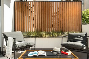 11 Enteka Acropolis Suites