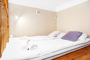 Apartment Swietojanska Warsaw by Renters
