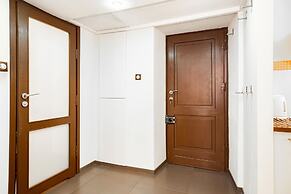 Apartment Swietojanska Warsaw by Renters