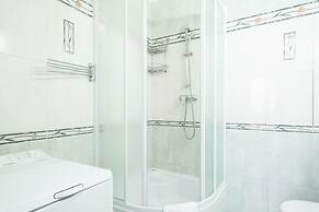 Apartment Swietojanska Warsaw by Renters