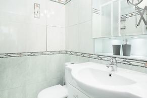 Apartment Swietojanska Warsaw by Renters