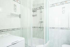 Apartment Swietojanska Warsaw by Renters