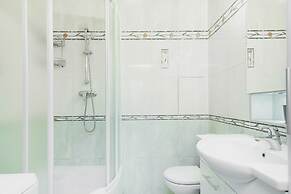 Apartment Swietojanska Warsaw by Renters