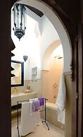 Charming Mini Riad, 2 Bedrooms, Beautiful Shared Pool - by Feelluxuryh