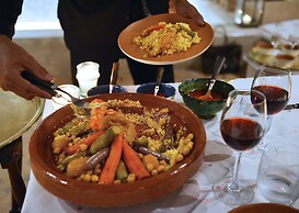 Charming Mini Riad, 2 Bedrooms, Beautiful Shared Pool - by Feelluxuryh