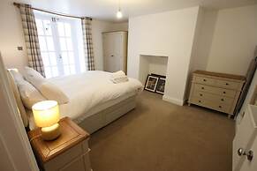 Charming Flat With Private Patio in Clifton