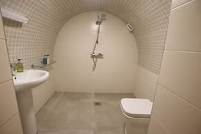 Charming Flat With Private Patio in Clifton