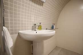 Charming Flat With Private Patio in Clifton