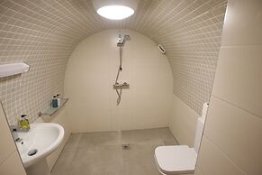 Charming Flat With Private Patio in Clifton