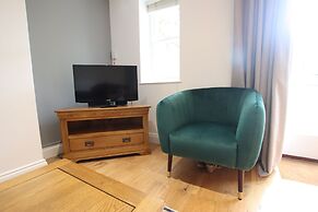 Charming Flat With Private Patio in Clifton