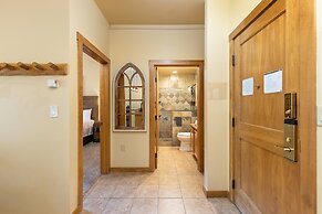 8115 Arapahoe Lodge 1 Bedroom Condo by RedAwning