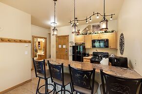 8115 Arapahoe Lodge 1 Bedroom Condo by RedAwning