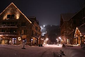 8115 Arapahoe Lodge 1 Bedroom Condo by RedAwning