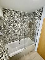 Bright 1 Double bed Apartment Near Cabot Circus