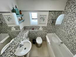 Bright 1 Double bed Apartment Near Cabot Circus