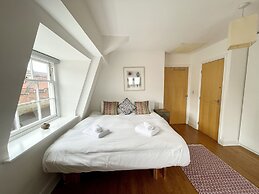 Bright 1 Double bed Apartment Near Cabot Circus