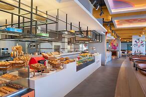 The WB Abu Dhabi, Curio Collection by Hilton