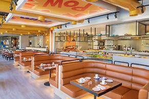 The WB Abu Dhabi, Curio Collection by Hilton