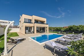 Luxury Villa Horizon with Private Pool