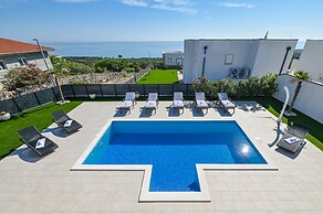 Luxury Villa Horizon with Private Pool