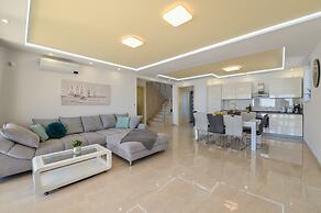 Luxury Villa Horizon with Private Pool