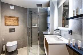 Alaska Lodge by Alpine resorts