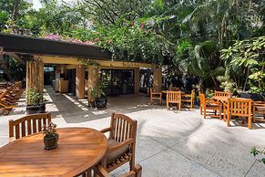 Gorgeous One Bedroom Bamboo Blocks from the Beach by RedAwning