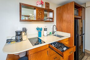 Gorgeous One Bedroom Bamboo Blocks from the Beach by RedAwning