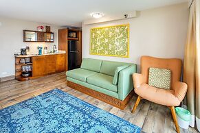 Gorgeous One Bedroom Bamboo Blocks from the Beach by RedAwning