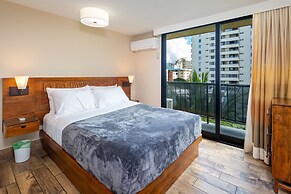 Gorgeous One Bedroom Bamboo Blocks from the Beach by RedAwning