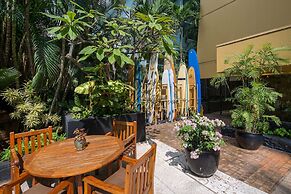 Gorgeous One Bedroom Bamboo Blocks from the Beach by RedAwning