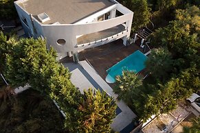 Villa BOND with Private Swimming Pool