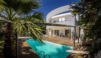 Villa BOND with Private Swimming Pool