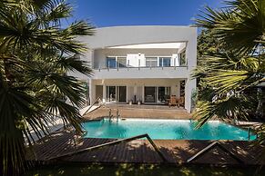 Villa BOND with Private Swimming Pool