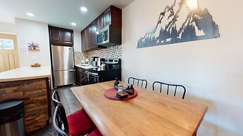San Sierra 26 Pet-Friendly, Mountain Modern, Walk to The Village by Re