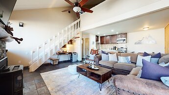 San Sierra 26 Pet-Friendly, Mountain Modern, Walk to The Village by Re