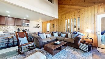 San Sierra 26 Pet-Friendly, Mountain Modern, Walk to The Village by Re