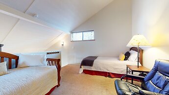 San Sierra 26 Pet-Friendly, Mountain Modern, Walk to The Village by Re