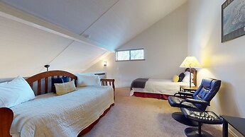 San Sierra 26 Pet-Friendly, Mountain Modern, Walk to The Village by Re