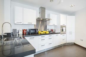 Modern Pet Friendly Apartment by MSS