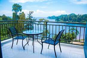 Twin and Intimate Room With Nice Balcony - View on the Lake