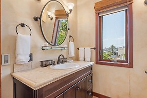 Blue Ocean View Retreat - Minutes to Beach