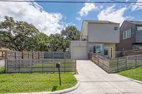 2 Homes in 1! Centrally Located Near Soco