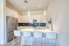 2 Homes in 1! Centrally Located Near Soco