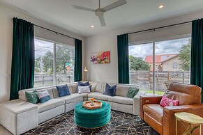 Contemporary Home Centrally Located Near Soco & DT