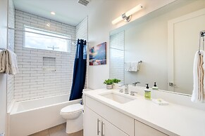 Contemporary Home Centrally Located Near Soco & DT