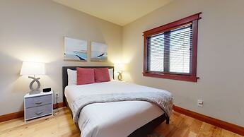 Red Slate Canyon - Modern 2-story Condo