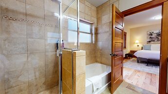 Red Slate Canyon - Modern 2-story Condo