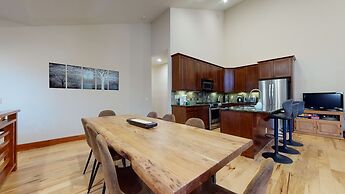 Red Slate Canyon - Modern 2-story Condo